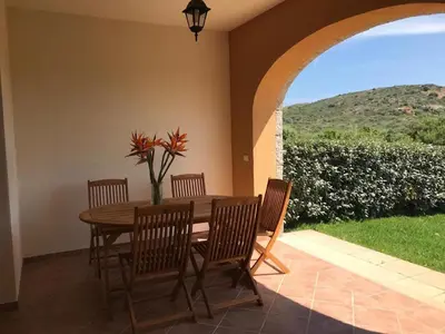 Vista generica sulle montagne o vista sulle montagne dall'interno della casa vacanze