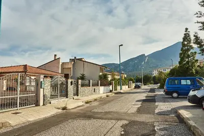 Vista generica sulle montagne o vista sulle montagne dall'interno della casa vacanze