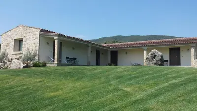 Vista generica sulle montagne o vista sulle montagne dall'interno del bed & breakfast
