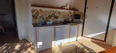 Cucina o angolo cottura di La casetta a due passi dal mare con spiaggia privata
