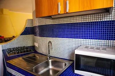 Cucina o angolo cottura di Casa Vacanze a 200 mt spiaggia con 5 camere 2 bagni e 10 posti letto