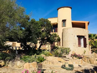 Giardino di Casa Vacanze a 200 mt spiaggia con 5 camere 2 bagni e 10 posti letto