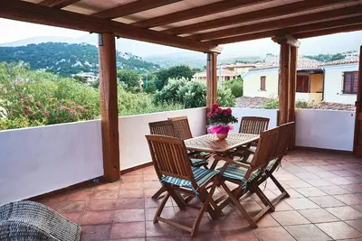 Vista generica sulle montagne o vista sulle montagne dall'interno della villa