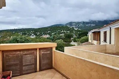 Vista generica sulle montagne o vista sulle montagne dall'interno della villa