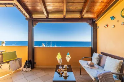 Vista generica sul mare o vista sul mare dall'interno dell'appartamento