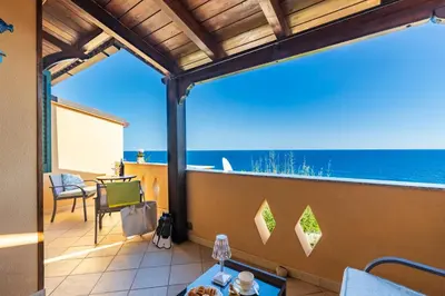 Vista generica sul mare o vista sul mare dall'interno dell'appartamento