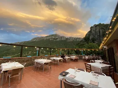 Vista generica sulle montagne o vista sulle montagne dall'interno dell'hotel