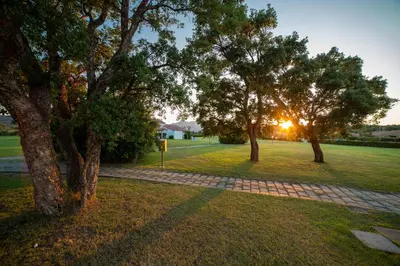 Alba o tramonto visti dall'interno del villaggio turistico o dai dintorni