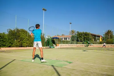 Attività di tennis o squash presso il villaggio turistico o nelle vicinanze