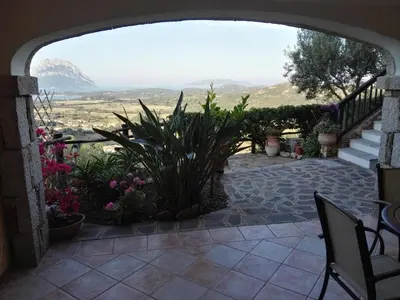 Vista generica sulle montagne o vista sulle montagne dall'interno dell'appartamento