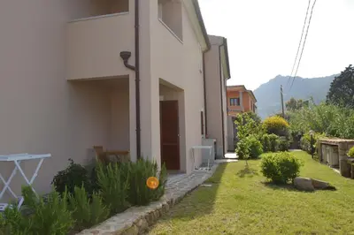 Vista generica sulle montagne o vista sulle montagne dall'interno dell'affittacamere