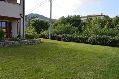 Vista generica sulle montagne o vista sulle montagne dall'interno dell'affittacamere