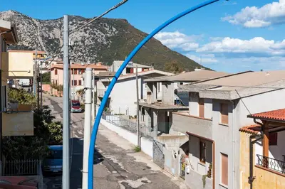 Vista generica sulle montagne o vista sulle montagne dall'interno dell'appartamento