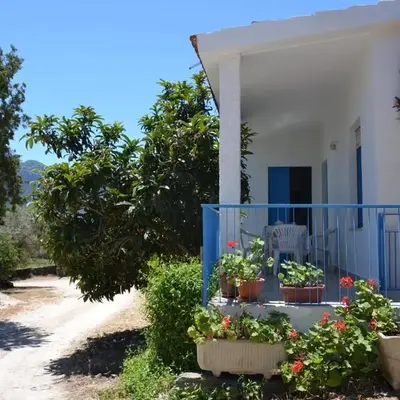 Casa indipendente immersa nel verde con vista mare