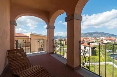 Vista generica sulle montagne o vista sulle montagne dall'interno della villa