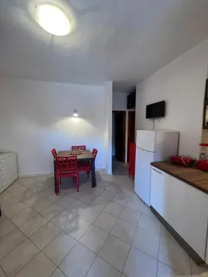 Cucina o angolo cottura di Trilocale climatizzato con cortile