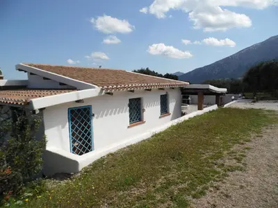 Vista generica sulle montagne o vista sulle montagne dall'interno della casa vacanze