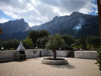 Vista generica sulle montagne o vista sulle montagne dall'interno della casa vacanze