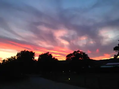 Alba o tramonto visti dall'interno of country house o dai dintorni