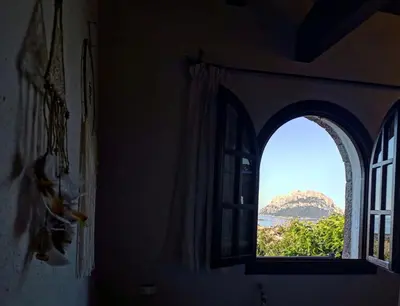 Vista generica sulle montagne o vista sulle montagne dall'interno del bed & breakfast