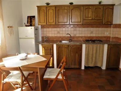 Cucina o angolo cottura di Bilocale al piano terra a 3 minuti dal mare a La Caletta