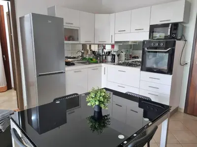 Cucina o angolo cottura di ValeValeHome - home gallery with fully equipped kitchen, reserved parking, big garden
