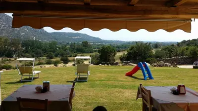 Vista generica sulle montagne o vista sulle montagne dall'interno del bed & breakfast