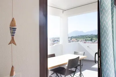Vista generica sulle montagne o vista sulle montagne dall'interno dell'appartamento
