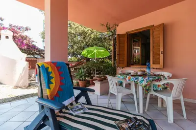 Area soggiorno di Calagonone villetta con giardino e barbecue