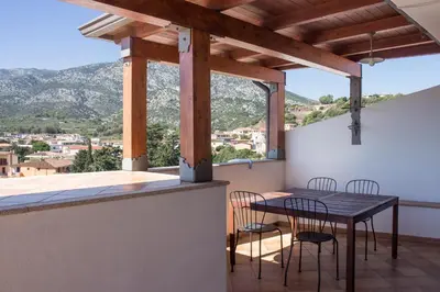 Vista generica sulle montagne o vista sulle montagne dall'interno dell'appartamento