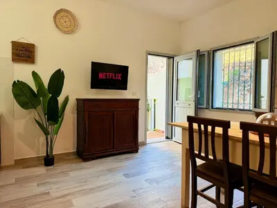 TV o dispositivi per l'intrattenimento presso Le Domosolas - Appartamenti in centro storico a Orosei