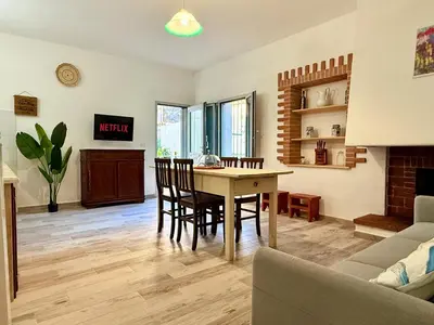 TV o dispositivi per l'intrattenimento presso Le Domosolas - Appartamenti in centro storico a Orosei