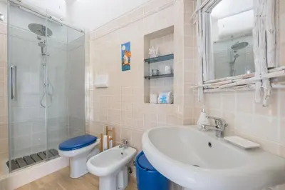 Bagno di Villa Gaviel, villa con accesso diretto al mare