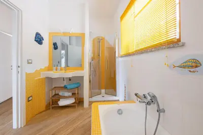 Bagno di Villa Gaviel, villa con accesso diretto al mare