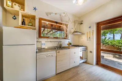 Cucina o angolo cottura di Villa Gaviel, villa con accesso diretto al mare