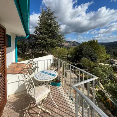 Vista generica sulle montagne o vista sulle montagne dall'interno della casa vacanze