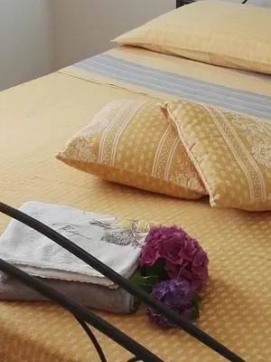 Letto o letti in una camera di appartamento con vista piscina