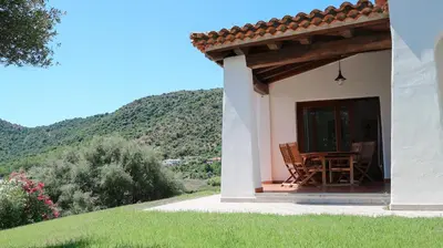 Vista generica sulle montagne o vista sulle montagne dall'interno della casa vacanze
