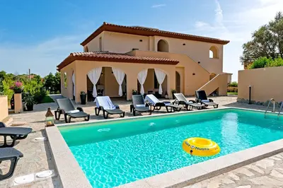 Piscina di MOLAROTTO CAMERE CON ANGOLO COTTURA o nelle vicinanze