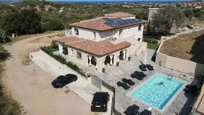 Piscina di MOLAROTTO CAMERE CON ANGOLO COTTURA o nelle vicinanze