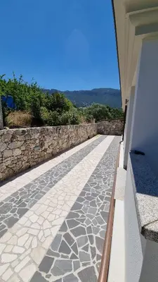 Vista generica sulle montagne o vista sulle montagne dall'interno della casa vacanze