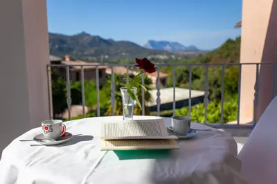 Vista generica sulle montagne o vista sulle montagne dall'interno del bed & breakfast