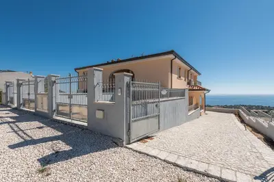 Vista generica sul mare o vista sul mare dall'interno dell'appartamento