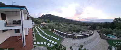 Vista generica sulle montagne o vista sulle montagne dall'interno dell'affittacamere
