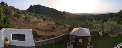 Vista generica sulle montagne o vista sulle montagne dall'interno dell'affittacamere