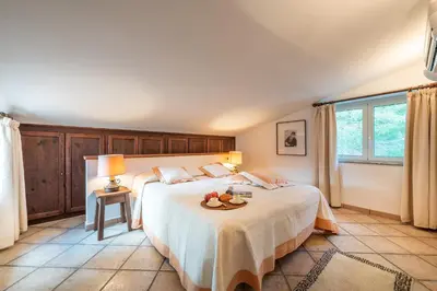 Letto o letti in una camera di villa in centro con piscina