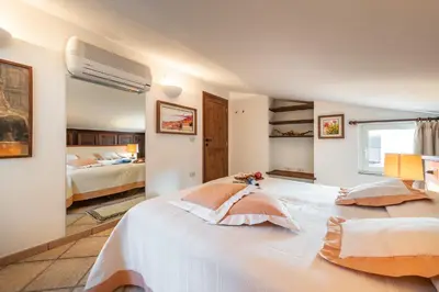 Letto o letti in una camera di villa in centro con piscina