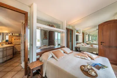 Letto o letti in una camera di villa in centro con piscina