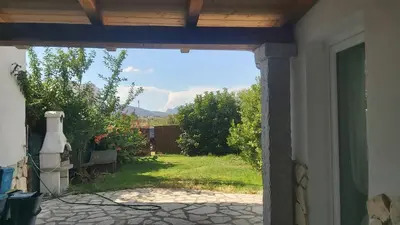 Vista generica sulle montagne o vista sulle montagne dall'interno dell'appartamento