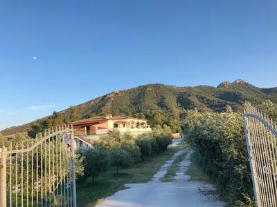 Vista generica sulle montagne o vista sulle montagne dall'interno dell'affittacamere